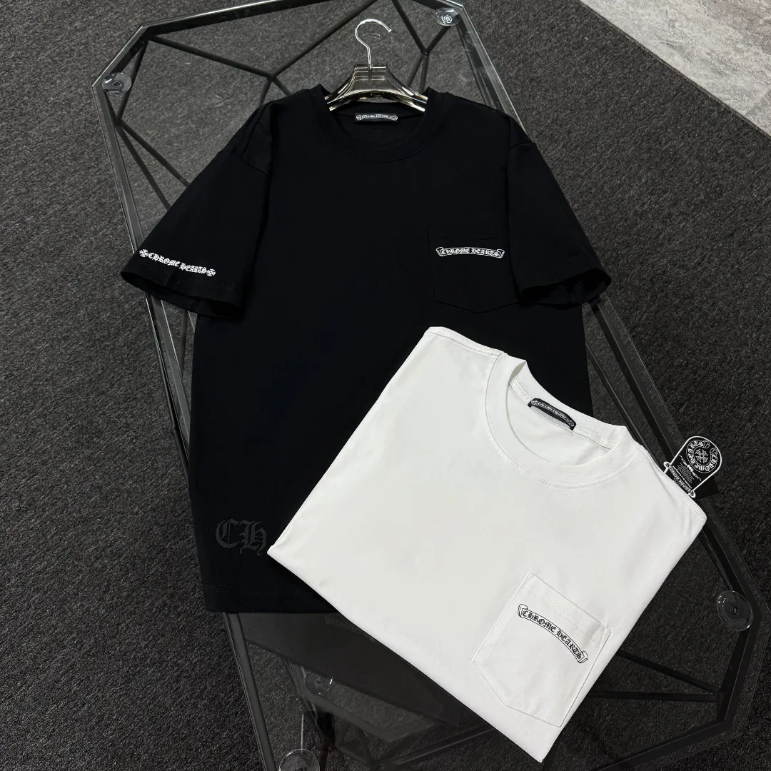 P170 Chrome Hearts Chrome Hearts 25 high-end versions. The fabric is made of 300 grams of high-density pure cotton. It does not deform or shrink. It has three labels. It is the same style for men and women. Technology: Digital printing. Color: White. Black. SIZE: S-XL.